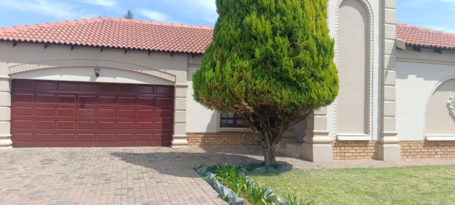 To Let 3 Bedroom Property for Rent in Flamwood North West